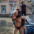 Rusija i Ukrajina: Hiljade ljudi beže iz poplavljenog područja na jugu Ukrajine, Putin: „Ovo je varvarsko delo“