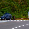 Oklopno vozilo pred ulaz u Banjsku: U naselje mogu samo meštani, Jarinje i Brnjak i dalje zatvoreni