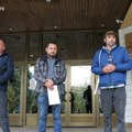 Performans Ekološkog ustanka: Smeće sa Markovog kaleta doneli pred Gradsku upravu FOTO