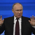 Putin odgovarao novinarima, a na ekranu iza njega osvanule dramatične poruke! "Pred nama je bezdan" (foto)