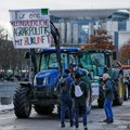 U protestni marš obučeni u krave i pčele! Nezadovoljni nemački poljoprivrednici organizovali još jedan veliki skup u…