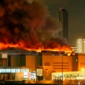 Urušava se krov dvorane u Moskvi koju su napali teroristi, delovi u plamenu padaju na zemlju