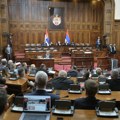 Haos u skupštini! Ko je "šetao sojke po Šanzelizeu", ko je "prodao Kosovo za Gračanicu": Završena žestoka rasprava…