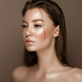 „Uljana koža“: Novi trend koji zamenjuje glaziran makeup efekat