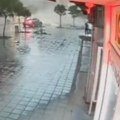Novi snimak užasa u Mladenovcu: Krov umalo da se obruši na auto, "da slavi današnji dan kao drugi rođendan"