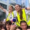 (VIDEO) Učenica Prve trčala do Brisela, drugari iz škole je dočekali na cilju