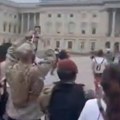 Uhapšeno oko 60 veterana i drugih demonstranata ispred Kapitola zbog protesta (video)