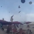 (Video) Tornado izranja, turisti beže, ležaljke lete! Haos na popularnoj plaži, ima povređenih: Gigantske vodene pijavice…
