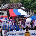 Veličanstvena narodna šetnja kroz Srbiju - preko 4.000 građana u Čačku, u Lučanima 1.000: Manja grupa blokadera ponovo…