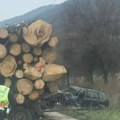 Automobil udario u prikolicu Teška nesreća u Baljevcu kod Raške: Vozilo smrskano, na licu mesta policija (foto)