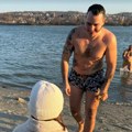 Aleksa Balašević u ruci drži časni krst, plivao u ledenoj reci, a na obali ga čekala ćerkica - emotivne scene iz Novog Sada…