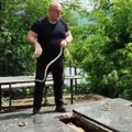 (Foto, video) "Kad legneš živ u grob... Šta ćeš, mora čovek da se sahrani" Čuveni zmijolovac Vladica iz grobnice izvadio smuka…