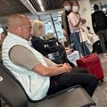 (Video) Umor ga potpuno savladao: Đani zaspao na stolici dok je čekao let iz Brisela, ostali putnici ga u šoku gledali
