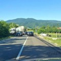 "Prizor je jeziv": Cisterna i automobil se sudarili na putu kod Topole, auto od siline udara završio na krovu!
