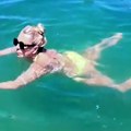 Verica Rakočević (78) u žutom bikiniju snimala se u vodi sa 35 godina mlađim mužem: Otišli na zabačenu plažu u Grčkoj i…