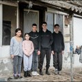 Kuća im se ruši i kupaju se u šupi, a za koru hleba zarađuju u štali