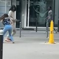 Ovo je trenutak kad je napadač nožem zamahnuo na ženu tokom krvavog pohoda u Parizu: Savladali ga prolaznici