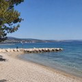 Drama na plaži u Hrvatskoj: Bor pao među kupače, povređeno i dvoje dece