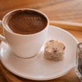 Prva kafa odmah nakon buđenja deluje slabije nego ista ta kafa sat kasnije, a za to postoji objašnjenje