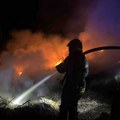 Vatrogasci u Kragujevcu protekle noći gasili požar u blizini vojnog kompleksa u Divostinu (VIDEO)
