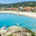 На познатој Грчкој плажи забрањено купање Вода је загађена због канализације, фуј!
