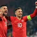 Kapiten fudbalera Srbije Dušan Tadić dobio dres od FS Crne Gore