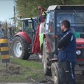 Poljoprivrednici traktorima blokiraju ljude koji blokiraju kuću paora iz Bavaništa