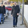 Bolesne laži šolakovih medija: Izmislili da je Vučić glasao u društvu Nikole Petrovića