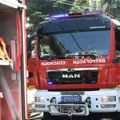 Požar u Kosovskoj: Blokirana ulica, vatrogasci pretražuju zgradu