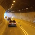 Srča svuda po putu, automobil slupan! Teška saobraćajna nesreća u Zlatiborskom tunelu (video)