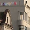 Neobična slika Krunske ulice: Zgrada prava lepotica, a krasi je raznobojni veš, smeta li vam?