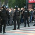 (FOTO) Susret studenata i SNS pristalica u Nišu: Jedne čuva policija, druge čuvaju veterani