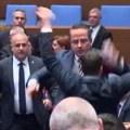 Haos u bugarskom parlamentu: Poslanici blokirali govornicu i izazvali fizički incident (VIDEO)