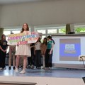Hakerski pismenjaci o medijskoj pismenosti kroz predstavu pred punom salom u školi u Guberevcu