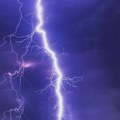 Oko 30.000 udara groma u Velikoj Britaniji u danu, izdat žuti meteoalarm