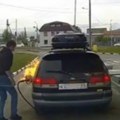 Vejpom pokušao da ubije bubu, pa zapalio auto Neverovatan snimak iz Rusije (video)