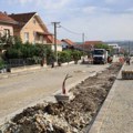 Asfaltiranjem Ulice Šestog puka nastavlja se uređenje saobraćajnica na Deninom brdu (FOTO)