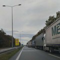 Kamioni satima na granici