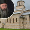 Vladika Ilarion otkrio kako je manastir Visoki Dečani preživeo kasetne bombe: Pripadnici KFOR dali monahu ovo