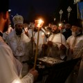 (Foto) Podeljen blagodatni oganj iz Jerusalima vernicima u Hramu Svetog Save u Beogradu