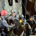 Spasioci evakuisali prvog od pet ljudi iz poplavljene pećine! Dvoje se još uvek vodi kao nestalo: Otkriveno šta ih je držalo u…