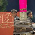 Policija traga za meksičkim "Betmenom" Ide okolo, lovi ovu grupu ljudi i lepi ih trakom za bandere! Šokantan prizor na…