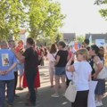 ФОТО "Не дамо Андреја": Студенти и грађани испред полицијске станице у Панчеву протестују због пресуде студенту Танку