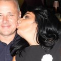 (Foto) Milena Popović i Igor Jurić razmenjuju nežnost u javnosti, ona u miniću, ispija rakiju: "On je moj dom, zalečio me je"…
