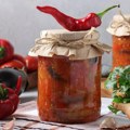 Lovačka salata za zimnicu: Bogata, sočna i puna ukusa