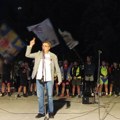 Hubač sa suzama u očima u Leskovcu: „Kada sam video svoju ćerku među tim mladim ljudima, shvatio sam da nemam pravo da stojim…