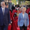 Ursula fon der Lajen u Tirani – razgovor sa Ramom, demonstranti ispred Vlade