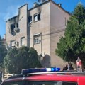 (Foto, video) Muškarac stoji na simsu od prozora, iza njega vatra i dim! Prve slike požara na Vračaru: Evakuisana još jedna…