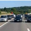 Luksuznim automobilima krenuli u maltretiranje građana Đukanović: Užasno im je težak život (foto)