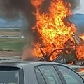 Teška nesreća na auto-putu Miloš Veliki: Auto gori, prevrnuo se na krov i smrskan je
